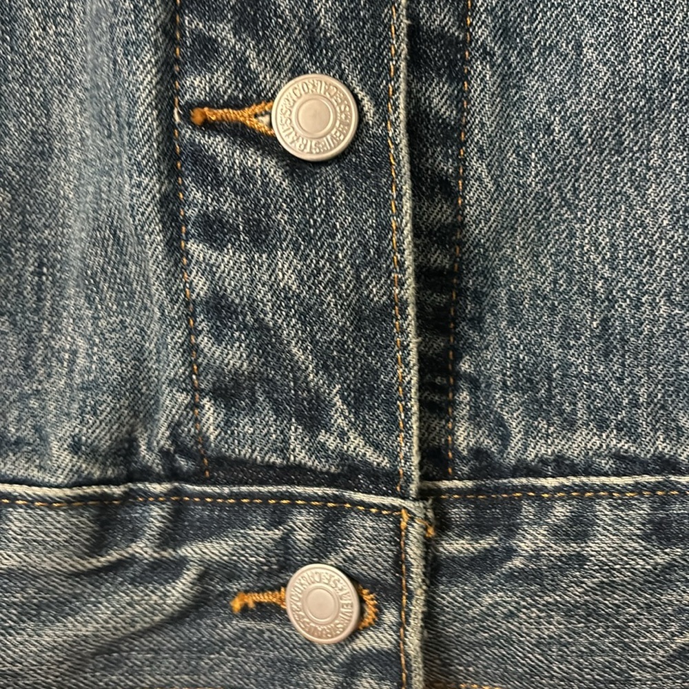 Levi’s woman’s M jean jacket. Perfect condition. Never worn! - Picture 3 of 9